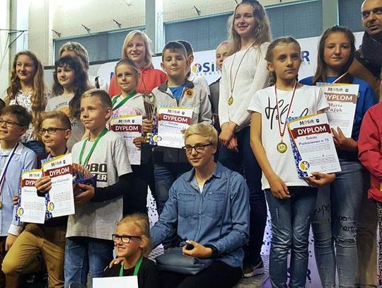 Puchary, medale, dyplomy i nagrody rzeczowe dla uczestników Młodzieżowych Biegów Przełajowych - rozdane