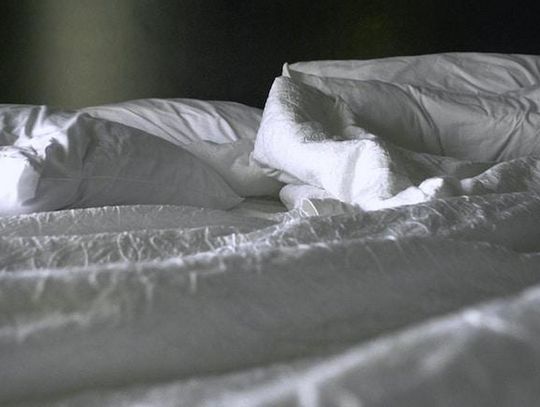 Wpływ snu na produktywność: Jak odpowiedni materac może zmienić Twoje życie zawodowe