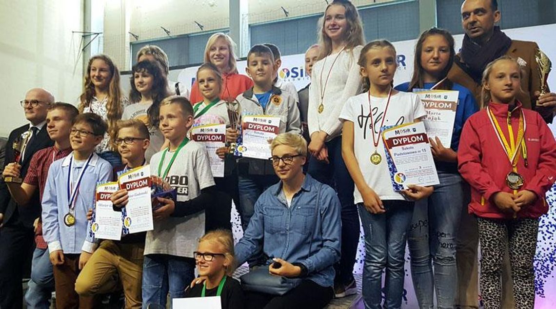 Puchary, medale, dyplomy i nagrody rzeczowe dla uczestników Młodzieżowych Biegów Przełajowych - rozdane