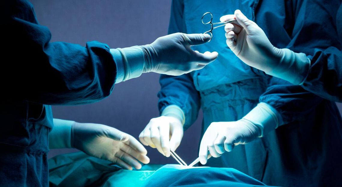 Szpitale przekładają operacje. W kasie NFZ brakuje miliardów złotych Szpitale przekładają operacje. W kasie NFZ brakuje miliardów złotych