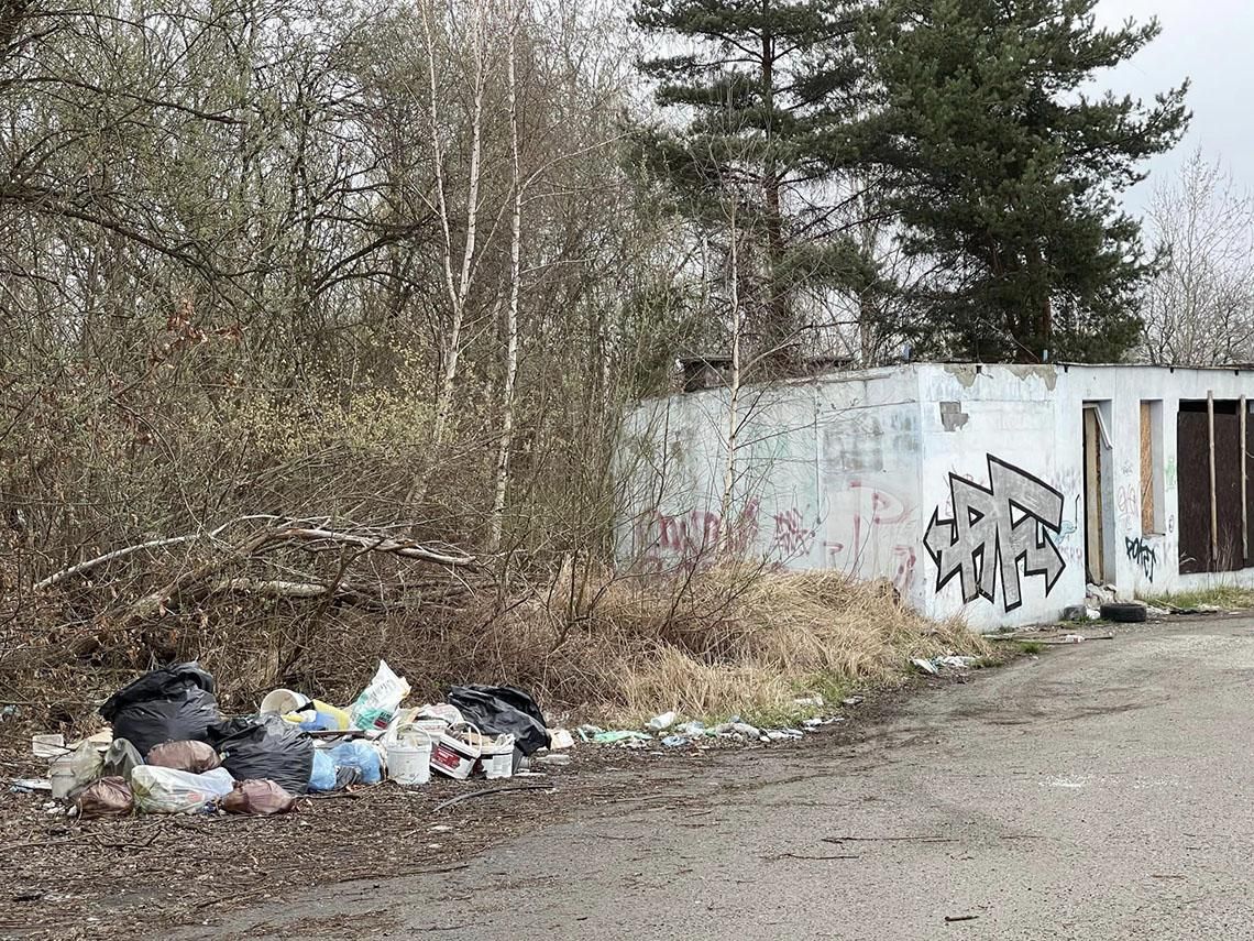 Z opuszczonego budynku zrobili sobie śmietnik